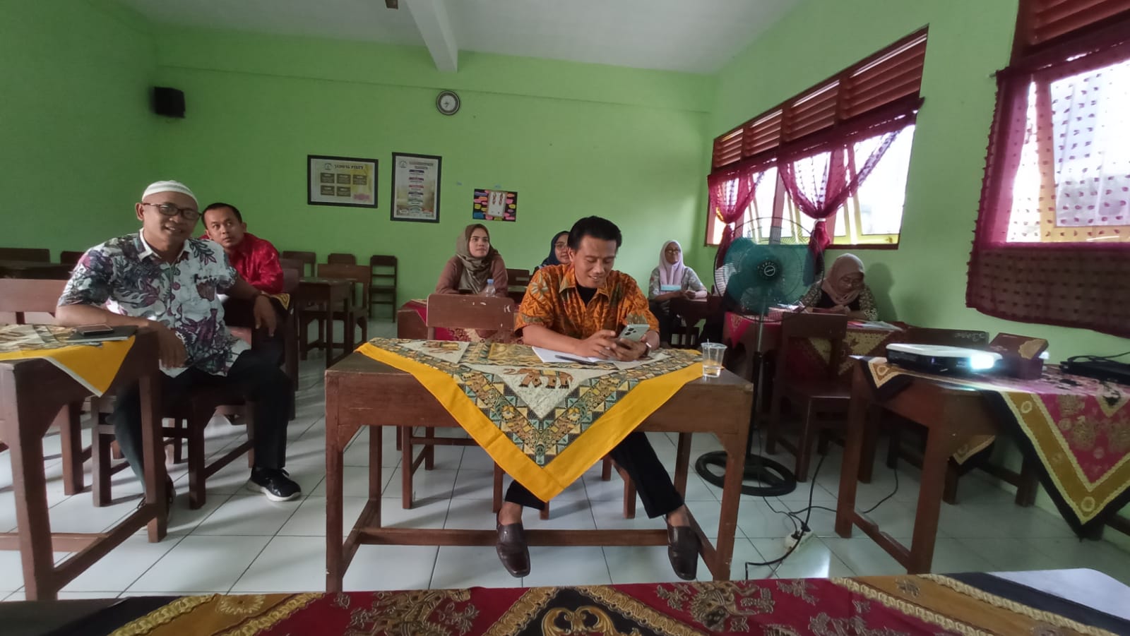 SMKN 10 Semarang Berbagi Strategi Menggerakkan Guru Menulis Dengan SMK Sudirman Semarang