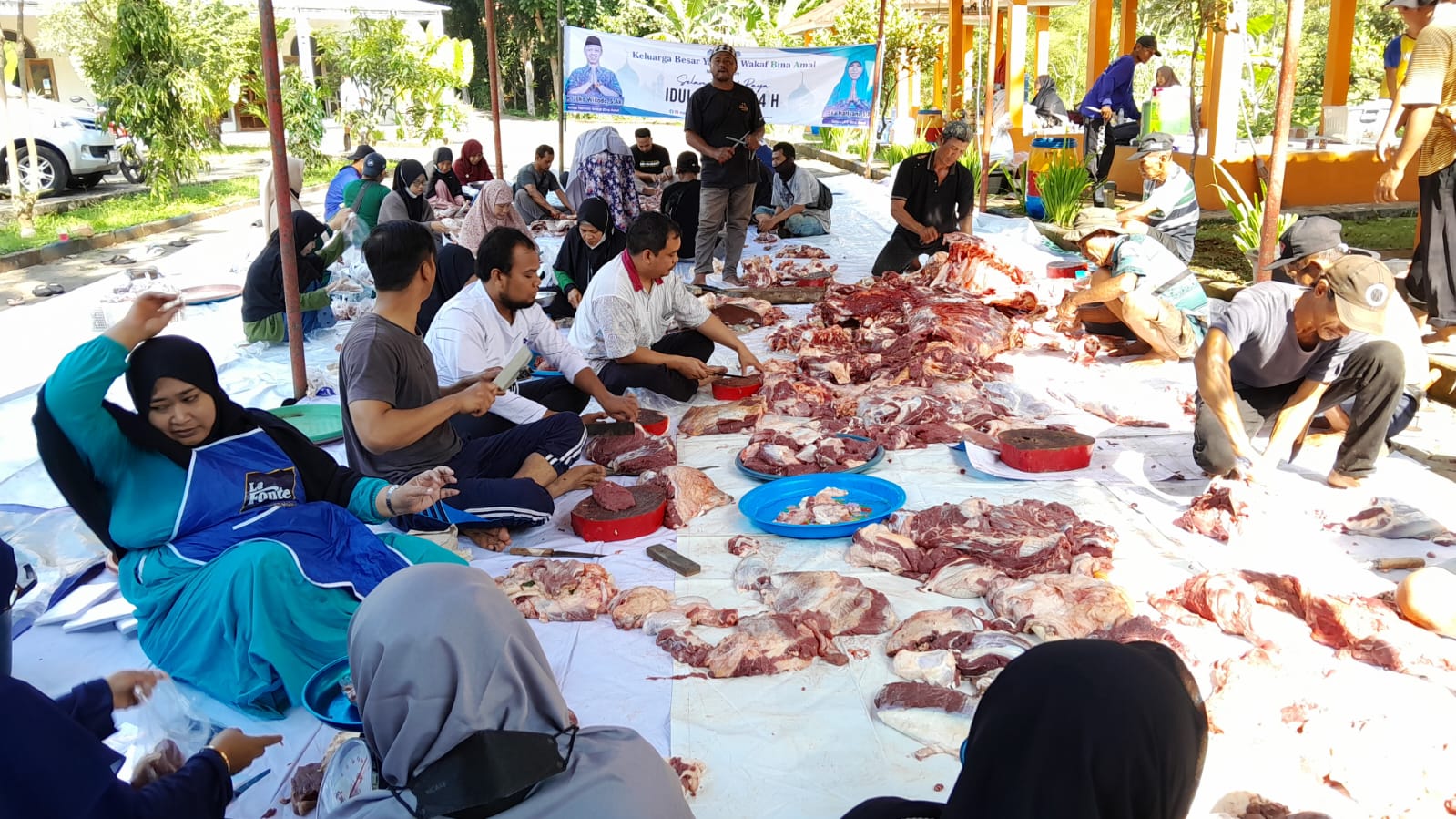 Yayasan Wakaf Bina Amal Distribusikan 935 Paket Daging Kurban Dalam Idul Adha 1444H