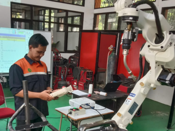 Guru SMKN 10 Semarang Rakit Motor Listrik di BBPPMPV BMTI Cimahi