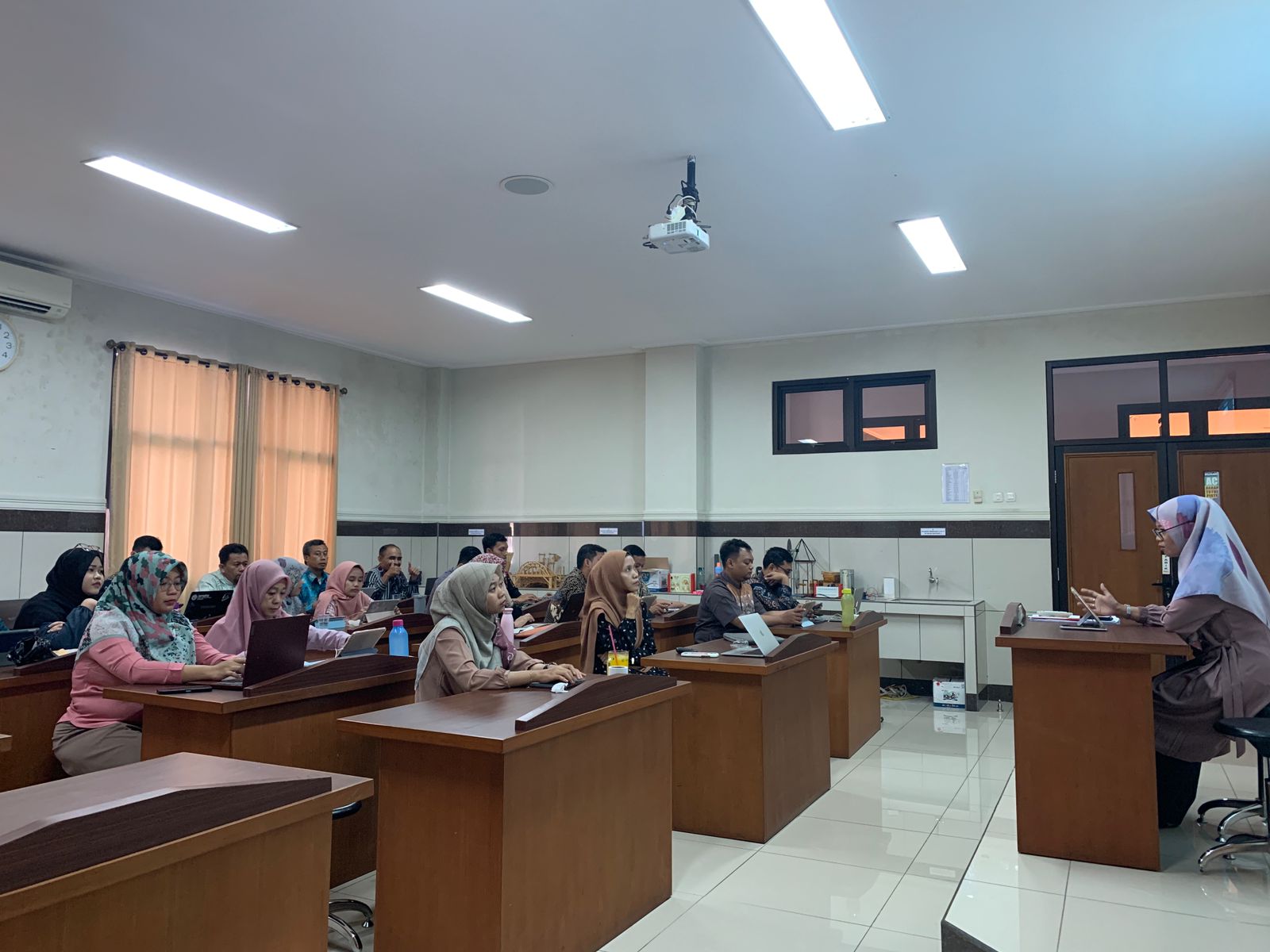 SMAHA Adakan Pelatihan Penulisan Soal AKM SMAHA Adakan Pelatihan Penulisan Soal AKM