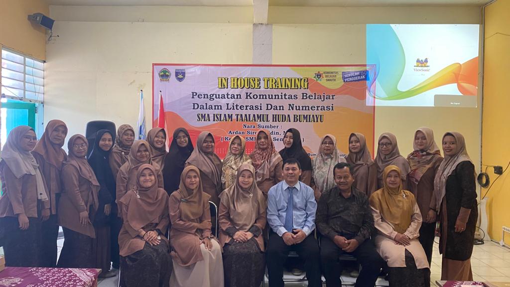 Kepala SMKN 10 Semarang Berbagi Praktik Literasi dan Numerasi dengan SMA Islam Taallumul Huda Bumiayu