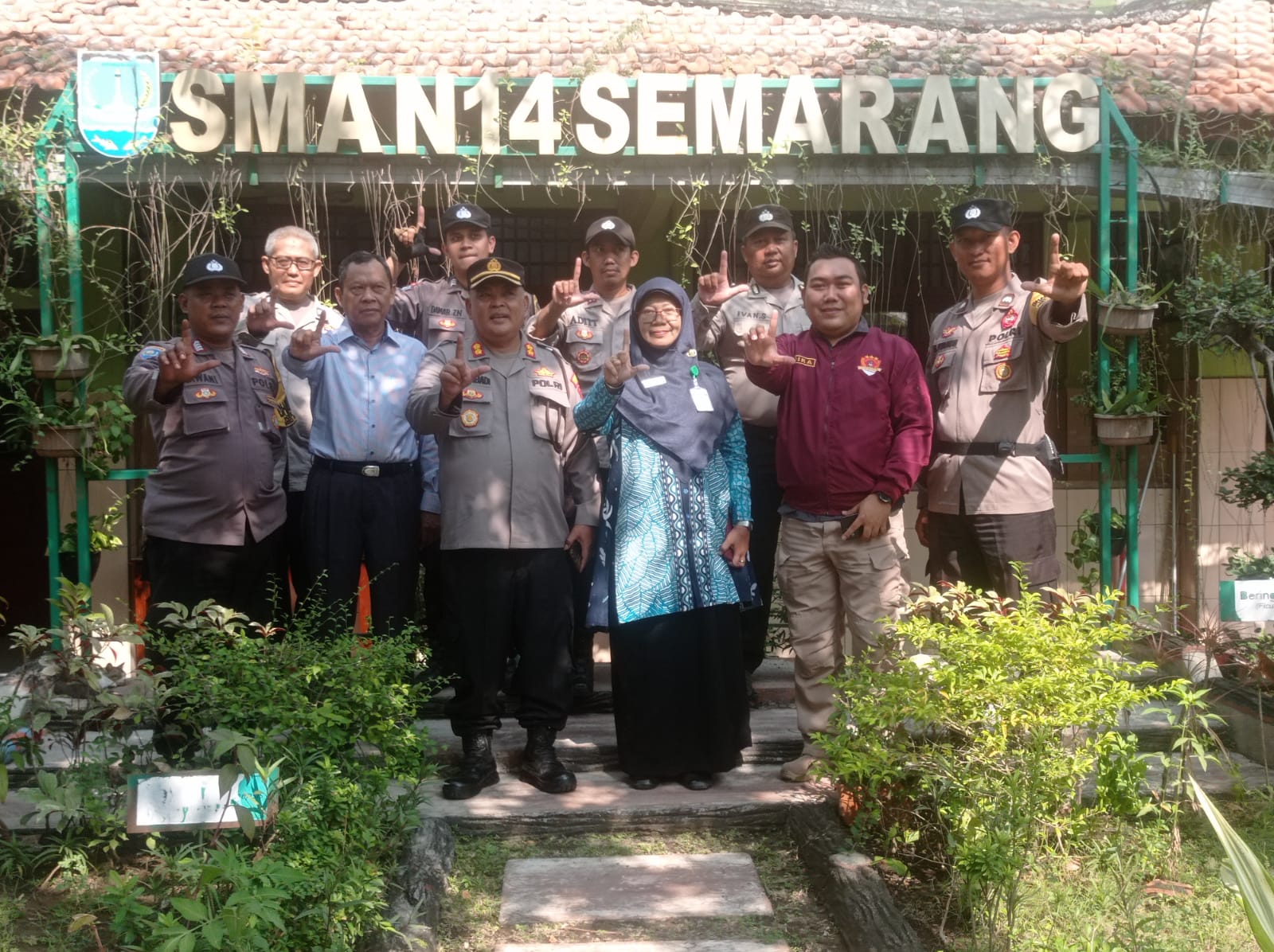 Polsek Semarang Utara Sosialisasikan Aplikasi LIBAS di SMAN 14 Semarang Polsek Semarang Utara Sosialisasikan Aplikasi LIBAS di SMAN 14 Semarang