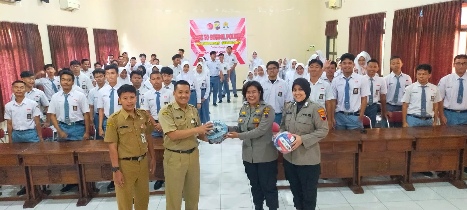 Semangati Peserta Didik yang Ingin Melanjutkan ke Polri/TNI Melalui Polwan Goes to School