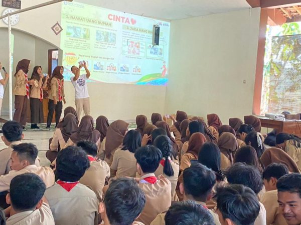 Bank Indonesia Edukasi Keuangan di SMAN 1 Tuntang Bank Indonesia Edukasi Keuangan di SMAN 1 Tuntang