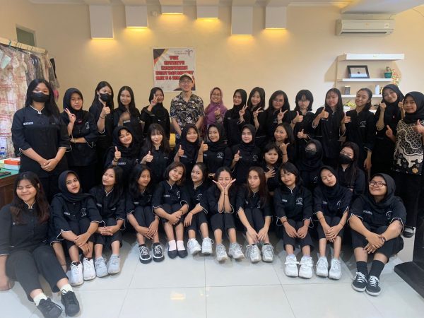 Siswa SMKN 6 Semarang Asah Keterampilan Haircutting dengan Richard Christian