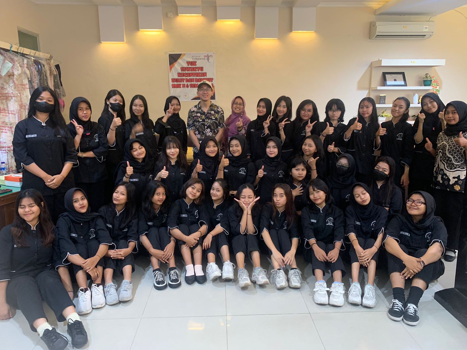 Siswa SMKN 6 Semarang Asah Keterampilan Haircutting dengan Richard Christian