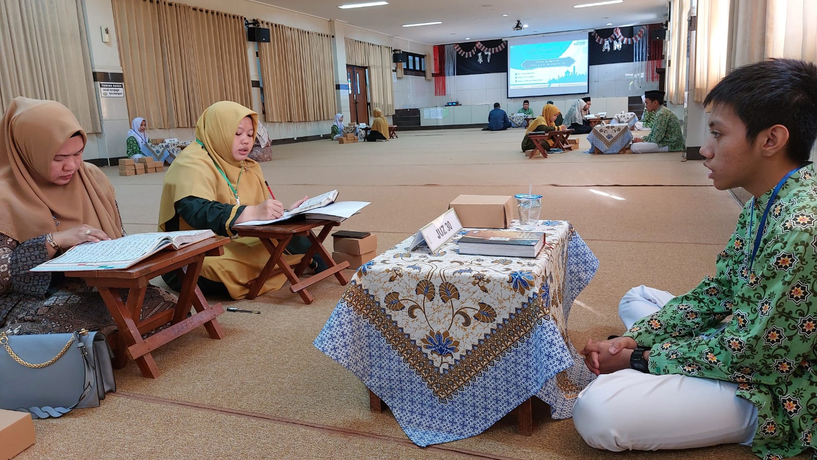 Tingkatkan Hafalan Al Qur’an melalui Tasmi Tahfidzul Qur’an. 