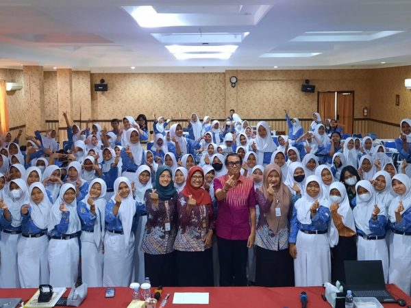 Kedatangan Guru Tamu Desainer Elkana Gunawan: Menginspirasi Jurusan Busana di SMK Negeri 6 Semarang 