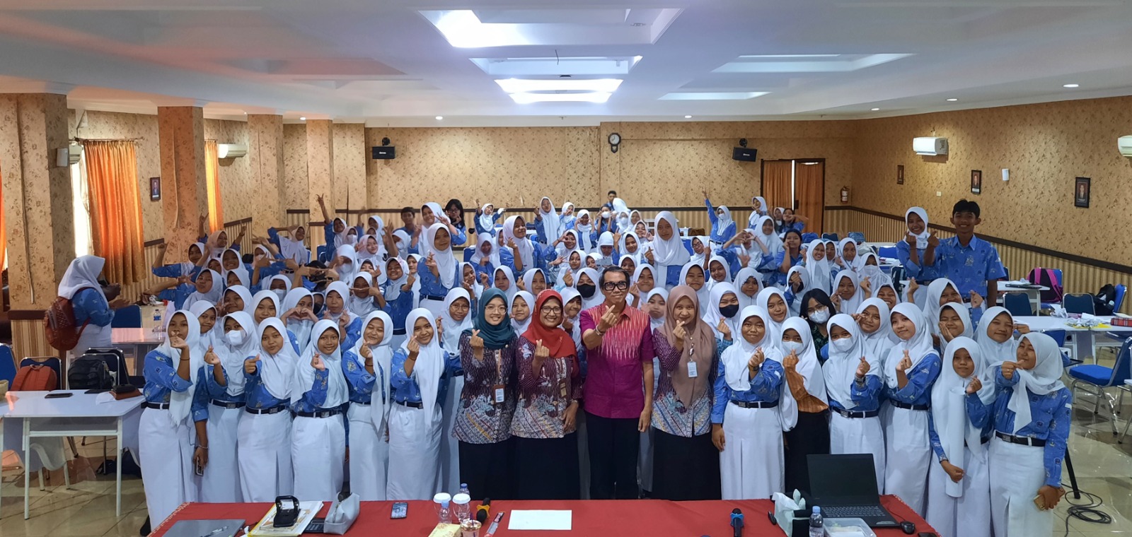 Kedatangan Guru Tamu Desainer Elkana Gunawan: Menginspirasi Jurusan Busana di SMK Negeri 6 Semarang 
