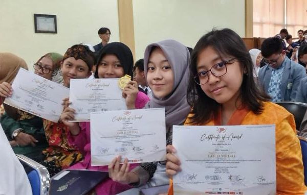 Kanker Payudara Antar Siswa SMAN 3 Sabet Medali Emas IIIEX International Competition 2023
