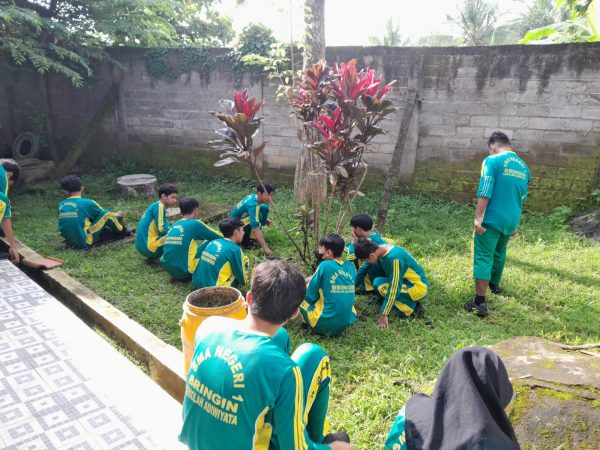 Aksi SMAN 1 Bringin Dalam World Cleanup Day
