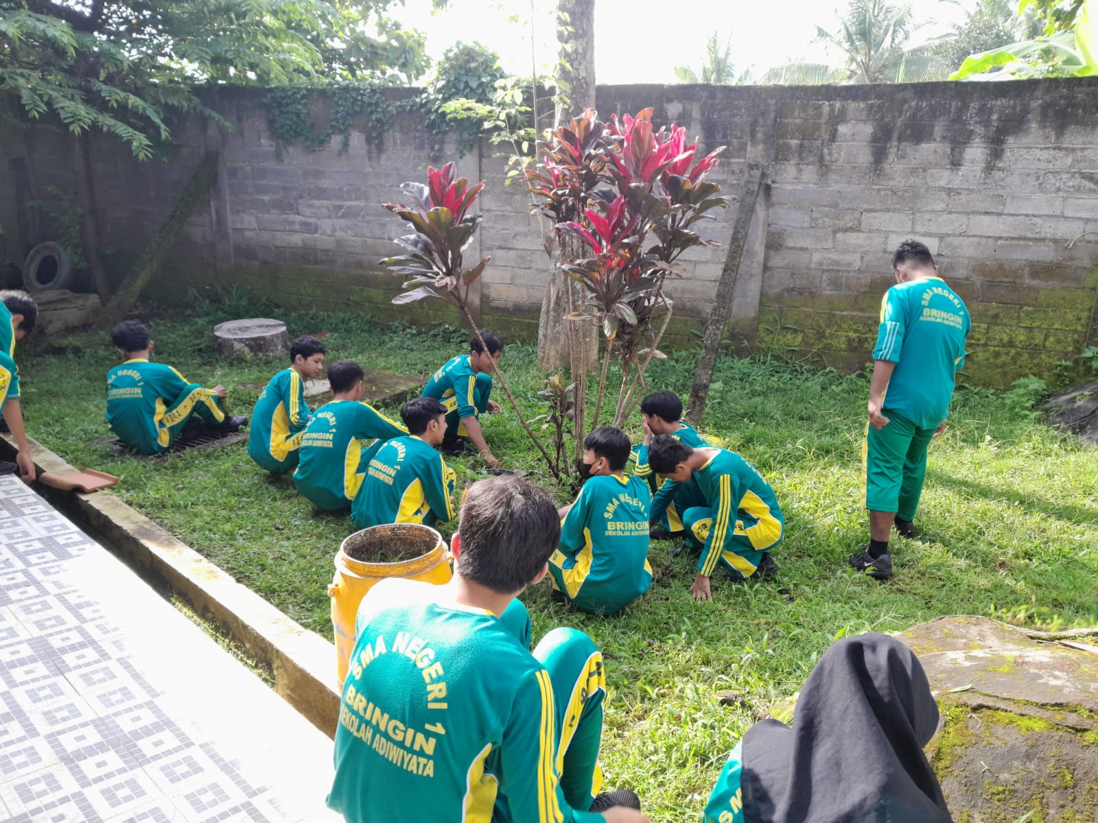 Aksi SMAN 1 Bringin Dalam World Cleanup Day