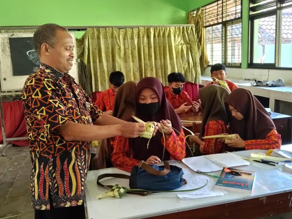 P5 SMAN 1 Susukan Tema Kearifan Lokal: Nguri-Nguri Budaya Jawa ‘Menggali Filosofi Ketupat’