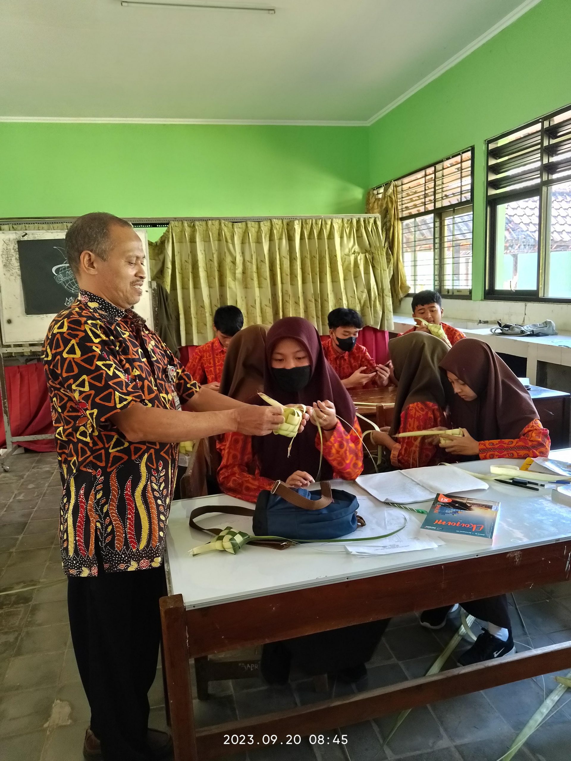 P5 SMAN 1 Susukan Tema Kearifan Lokal: Nguri-Nguri Budaya Jawa ‘Menggali Filosofi Ketupat’ P5 SMAN 1 Susukan Tema Kearifan Lokal: Nguri-Nguri Budaya Jawa ‘Menggali Filosofi Ketupat’