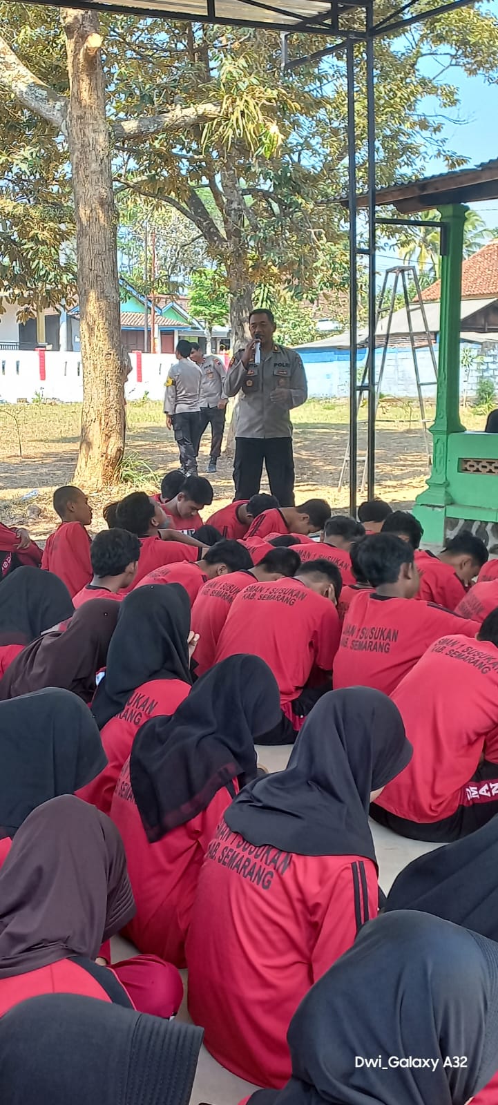 Peserta Didik SMAN 1 Susukan Bersemangat Mengikuti Sosialisasi Tertib Lalu Lintas Bersama Polsek Susukan
