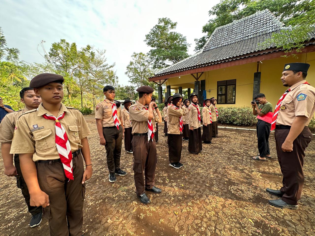 SMAN 16 Semarang Lakukan Pembinaan Karakter  melalui Kemah Pelantikan Penegak