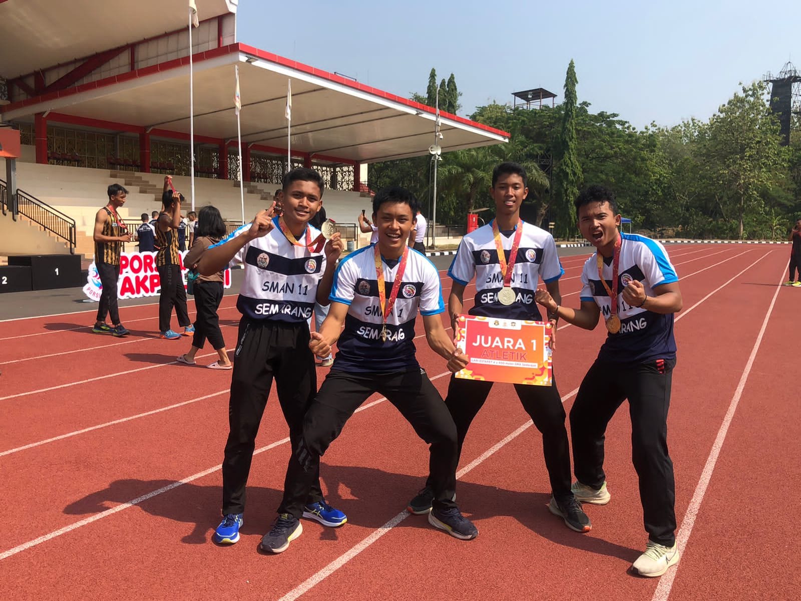 4 Siswa SMAN 11 Semarang Raih Emas Lari Estafet Porsimaptar AKPOL 2023 4 Siswa SMAN 11 Semarang Raih Emas Lari Estafet Porsimaptar AKPOL 2023