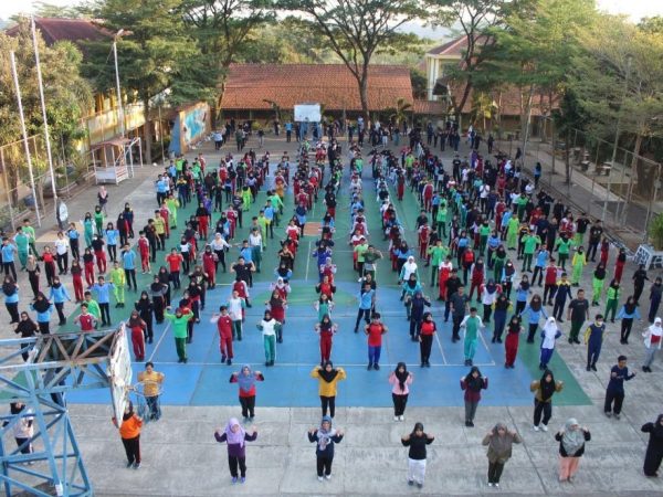 SMAN 12 Semarang Menggelar "Jumat Sehat" untuk Membudayakan Pola Hidup Bersih dan Sehat