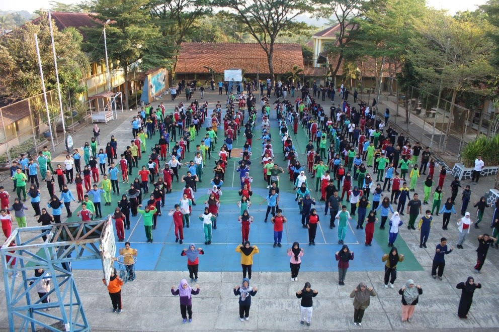 SMAN 12 Semarang Menggelar "Jumat Sehat" untuk Membudayakan Pola Hidup Bersih dan Sehat