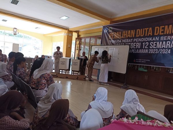 Kegiatan Pemilihan Duta Demokrasi SMAN 12 Semarang: Mempersiapkan Pelajar Menuju Masa Depan yang Demokratis