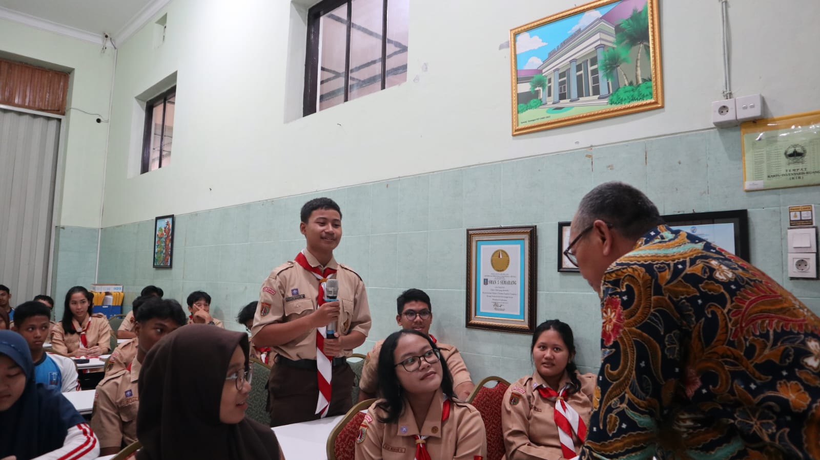 Gerakan Wali Murid Mengajar di SMA N 5 Semarang, ”Bahaya Penularan HIV pada Pelajar” Gerakan Wali Murid Mengajar di SMA N 5 Semarang, ”Bahaya Penularan HIV pada Pelajar”
