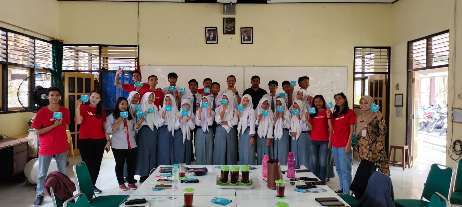 Pembagian Kartu Telkomsel By.U Dengan Kuota 4 GB di SMA Negeri 1 Bringin Pembagian Kartu Telkomsel By.U Dengan Kuota 4 GB di SMA Negeri 1 Bringin