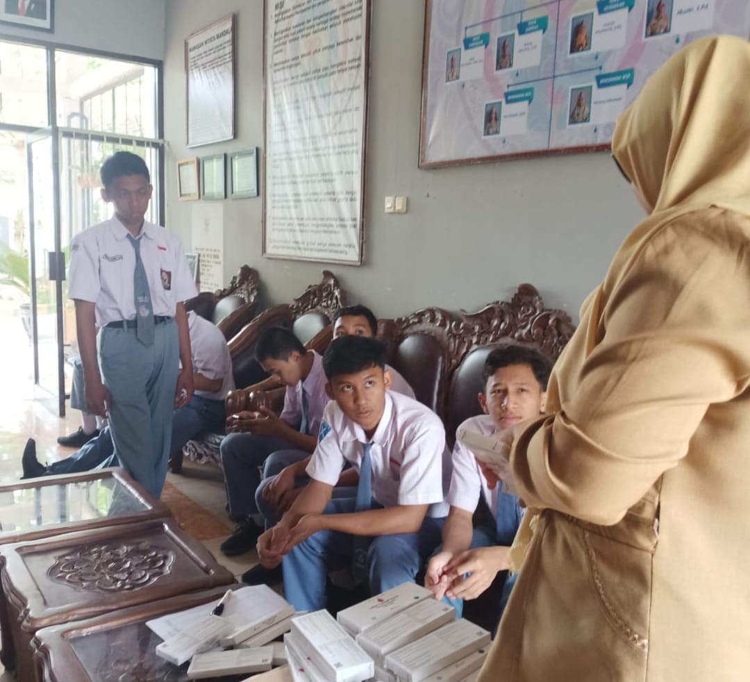 Pembagian Tablet Tambah Darah Bagi Siswi SMAN 1 Bringin