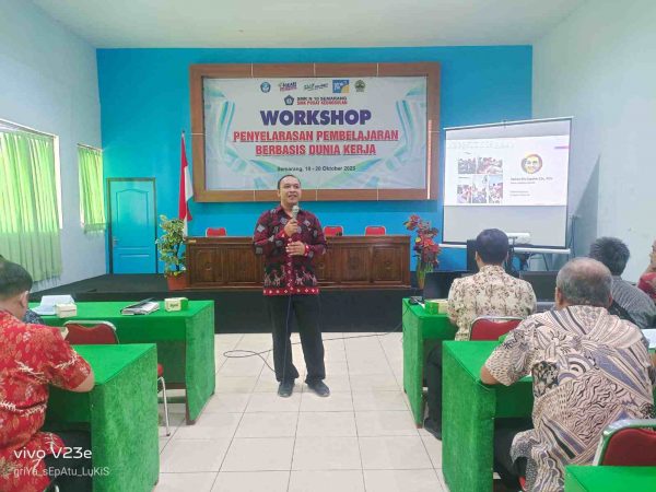 Workshop Penyelarasan Pembelajaran Berbasis Dunia Kerja di SMK Negeri 10 Semarang Hari Pertama