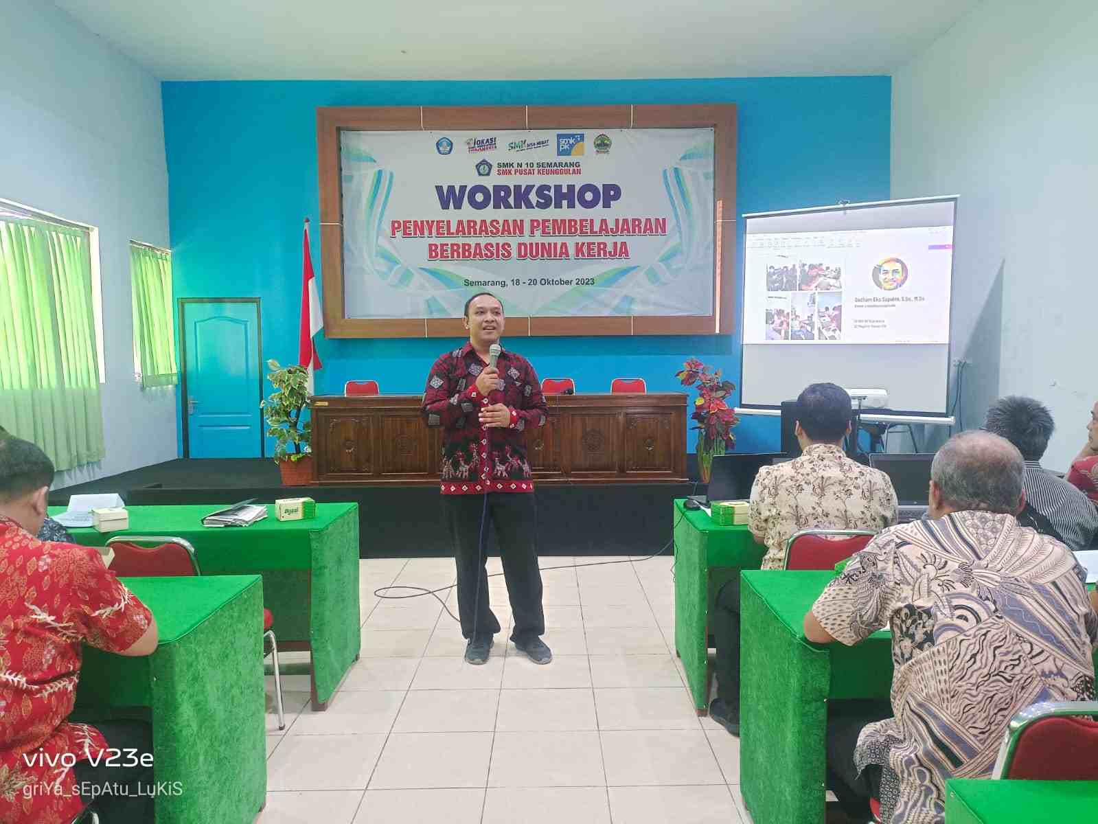 Workshop Penyelarasan Pembelajaran Berbasis Dunia Kerja di SMK Negeri 10 Semarang Hari Pertama
