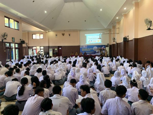 KPU Semarang Berikan Materi Pemilih Pemula Pada Siswa SMAN 5 Semarang
