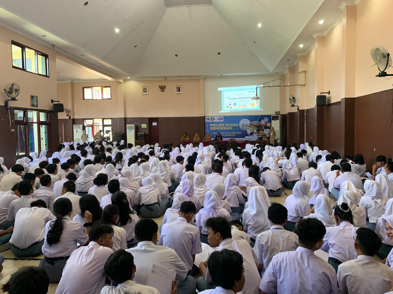 KPU Semarang Berikan Materi Pemilih Pemula Pada Siswa SMAN 5 Semarang