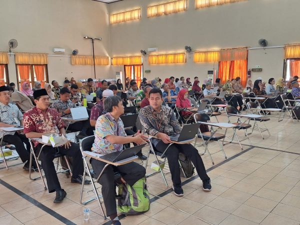 SMAN 2 Semarang Gelar IHT  Penyusunan Soal Aplikatif Berbasis Literasi & Numerasi