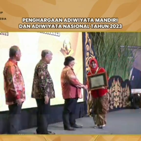Sukacita SMAN 16 Menerima Penghargaan Sebagai Sekolah Adiwiyata Tingkat Nasional 2023