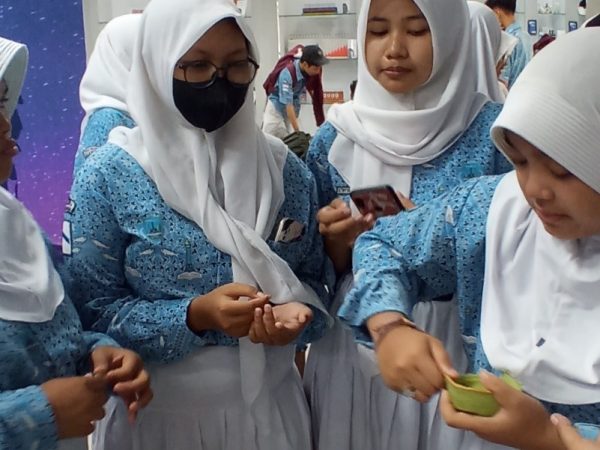 Munculkan Ide Rekayasa Teknologi, Siswa SMAN 14 Kunjungi Rumah Inovasi UNNES