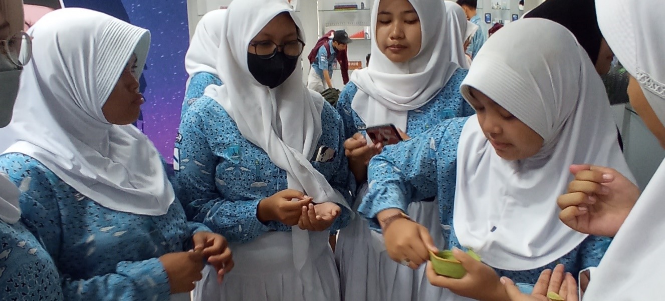 Munculkan Ide Rekayasa Teknologi, Siswa SMAN 14 Kunjungi Rumah Inovasi UNNES