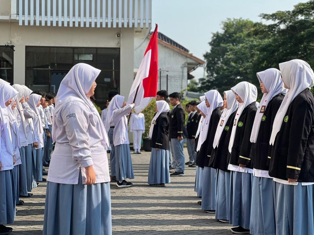 Tangis Haru Warnai Sertijab OSIS SMAHA