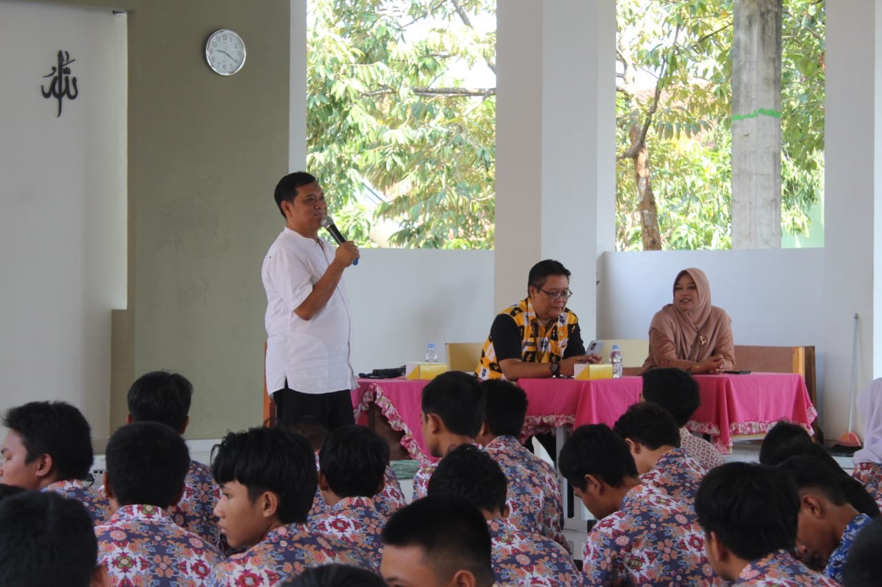 Orang Tua Mengajar di SMAN 12 Semarang: Bapak M. Maskur, Inspirator Sukses Dalam Kewirausahaan