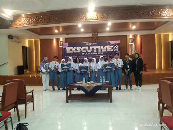 Tim Debat SMAN 10 Semarang Berjaya di Executive Fest 2023 Tim Debat SMAN 10 Semarang Berjaya di Executive Fest 2023