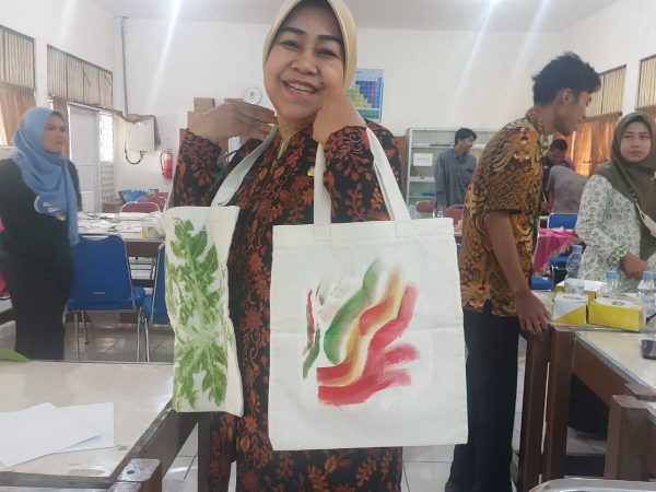 Pelatihan Lukis & Eco Printing di SMAN 12 Semarang: Persiapan Guru Untuk Proyek Kewirausahaan Pelatihan Lukis & Eco Printing di SMAN 12 Semarang: Persiapan Guru Untuk Proyek Kewirausahaan