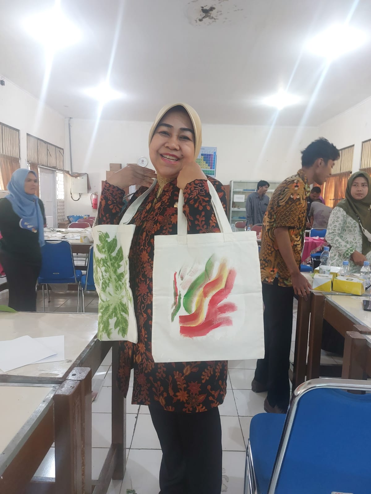 Pelatihan Lukis & Eco Printing di SMAN 12 Semarang: Persiapan Guru Untuk Proyek Kewirausahaan