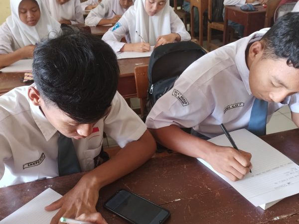 Siswa-siswi SMAN 1 Bringin Menulis Surat Pernyataan Tidak Terlibat Perkelahian, Bullying dan Balap Liar di Kabupaten Semarang
