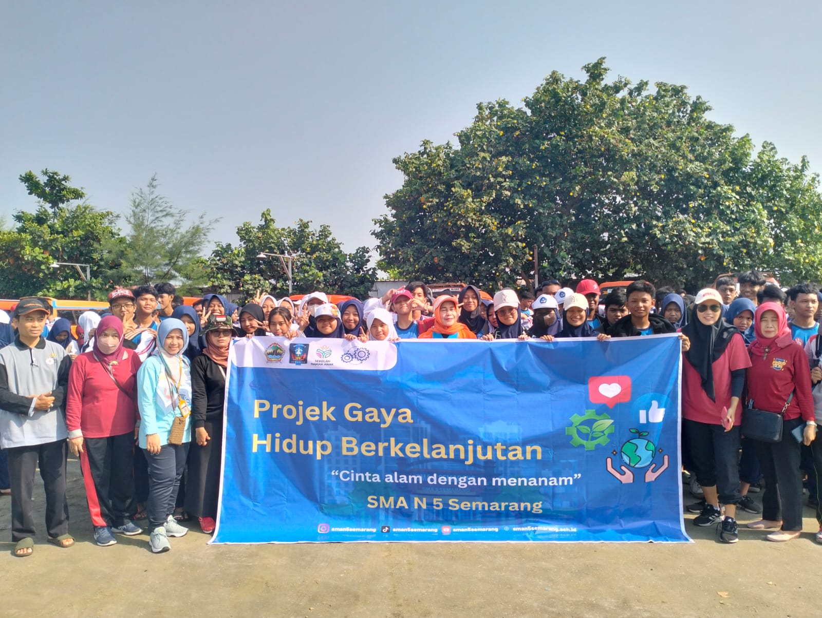 Kepala SMAN 5 Semarang Pimpin Penanaman Mangrove di Pantai Tirang