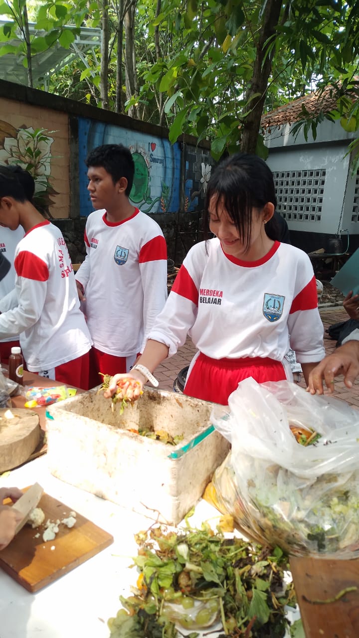 Siswa SMAN 14 Belajar Inovasi Berbasis Lingkungan di DLH Kota Semarang