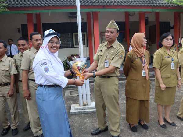 Hari Guru, Siswa SMAN 10 Semarang Bagikan Bunga