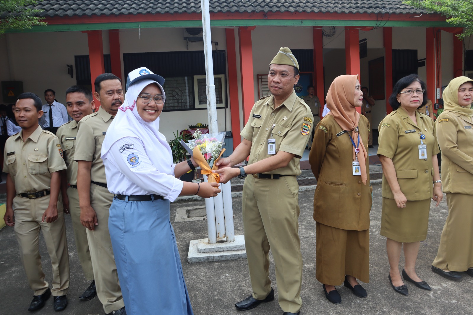 Hari Guru, Siswa SMAN 10 Semarang Bagikan Bunga