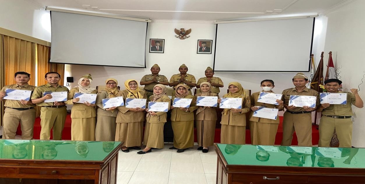 SMKN 2 Semarang Beri Penghargaan Kepada Guru Berprestasi Peringatan Hari Guru Nasional Tahun 2023