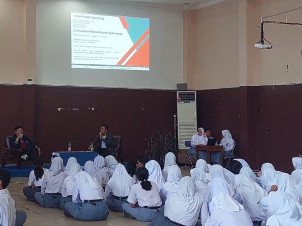 Stand-Up Comedy Illuminating Laughter With Learning at SMAN 5 Semarang