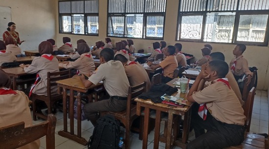 Membiasakan Berbahasa Inggris melalui Kegiatan Menyanyikan Lagu di SMK: Merdukan Pembelajaran Bahasa di Era Modern