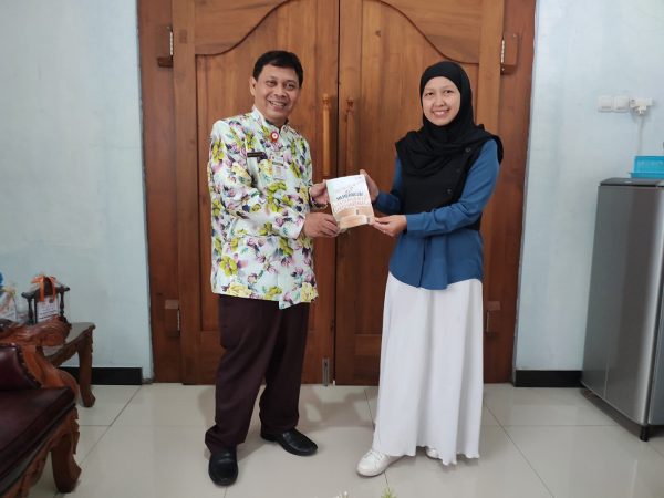 Kepala SMKN 10 Semarang Luncurkan Buku Kedua "Membangun Sekolah Biasa Menjadi Luar Biasa" Kepala SMKN 10 Semarang Luncurkan Buku Kedua "Membangun Sekolah Biasa Menjadi Luar Biasa"