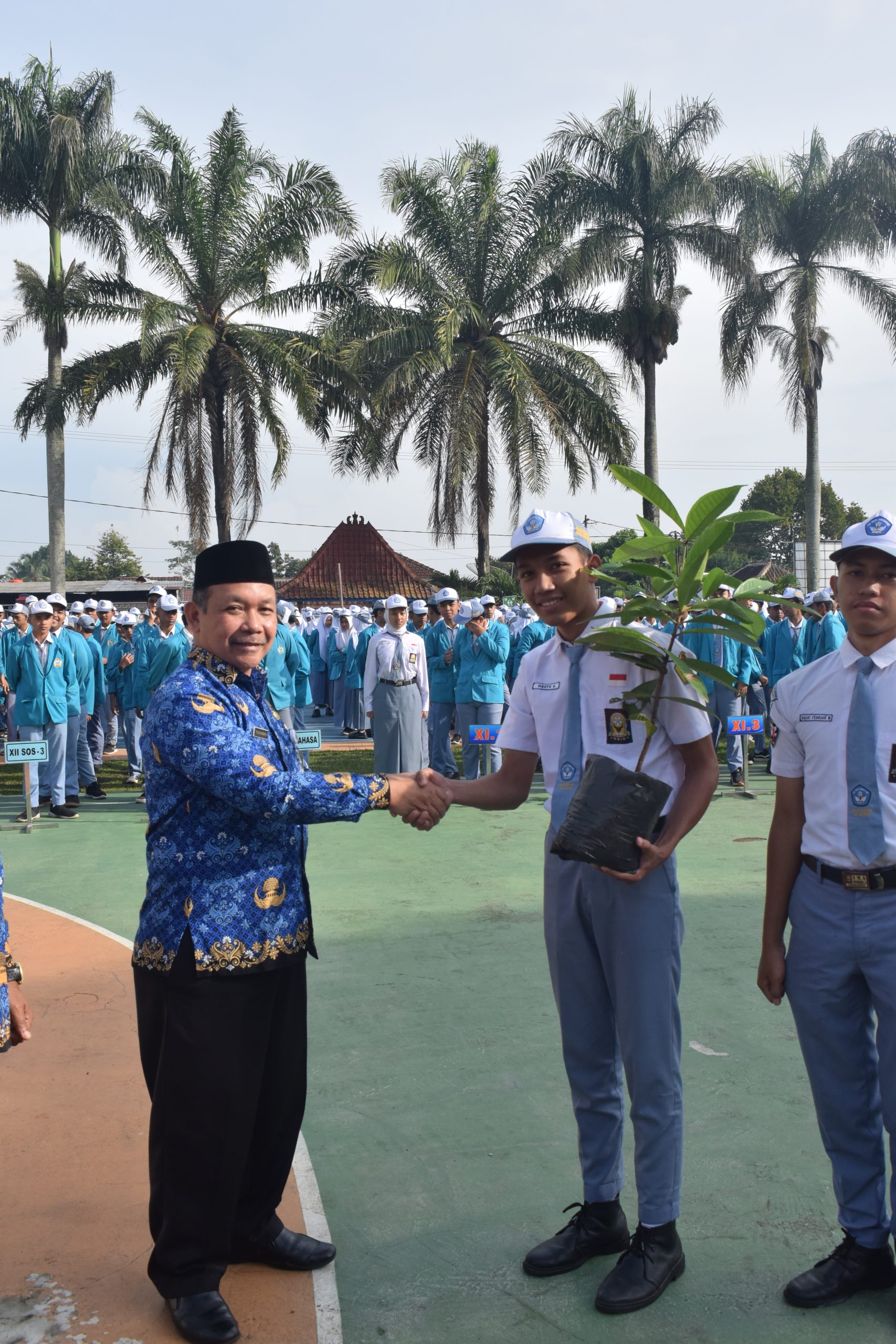 Membangun Keterhubungan dengan Alam: Penyerahan Bibit kepada Siswa, Wali Murid, dan Guru di SMAN 1 TENGARAN